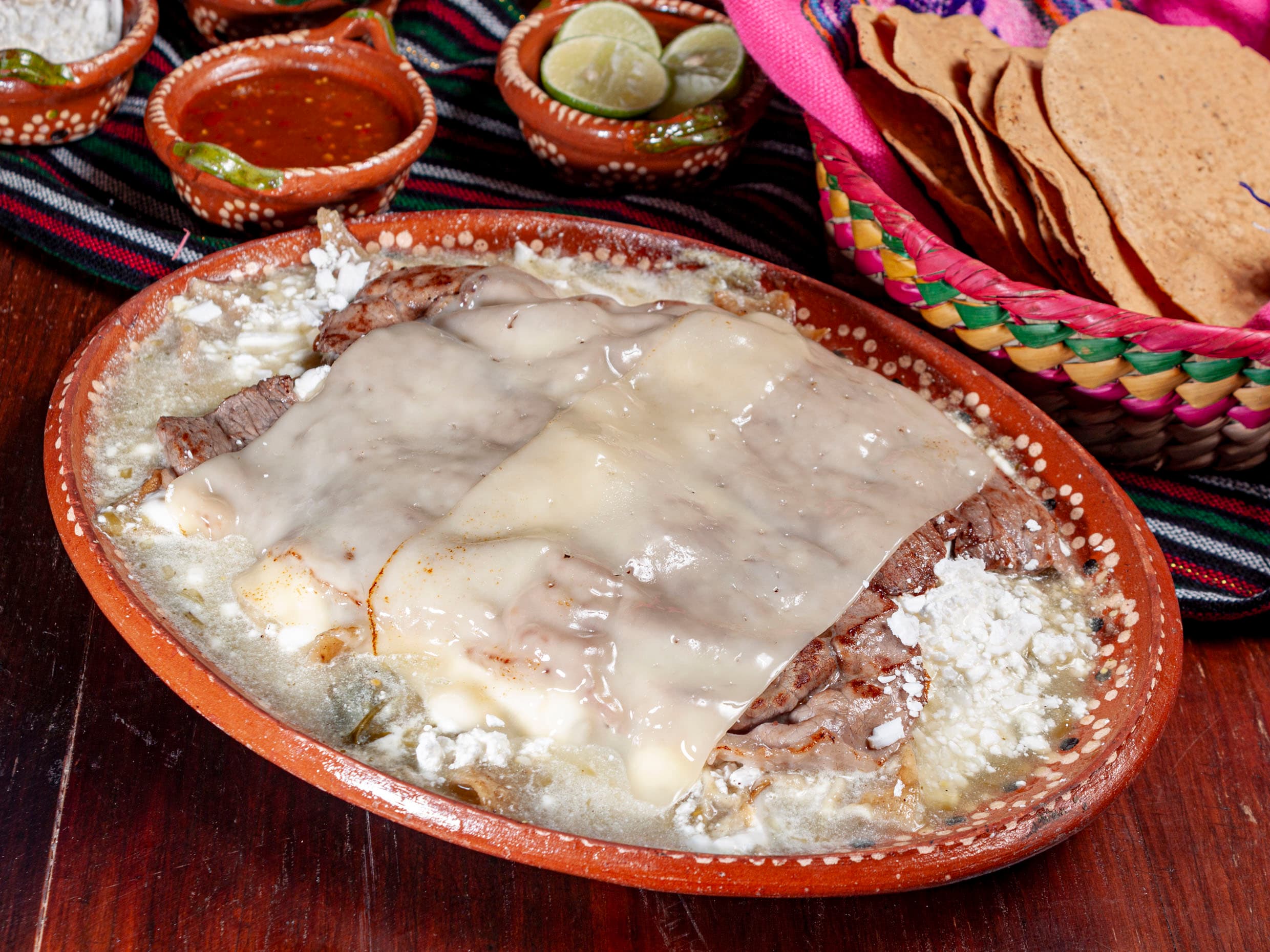 Chilaquiles con carne asada gratinados