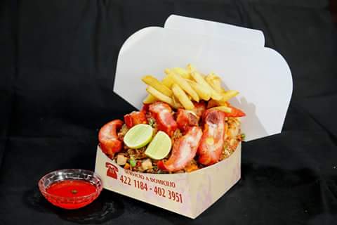 Caja de Arroz Chino más Costillas más Papas para 3