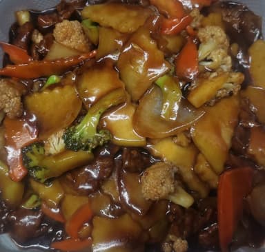 Lomito con Vegetales Mixtos en Salsa de Ostiones