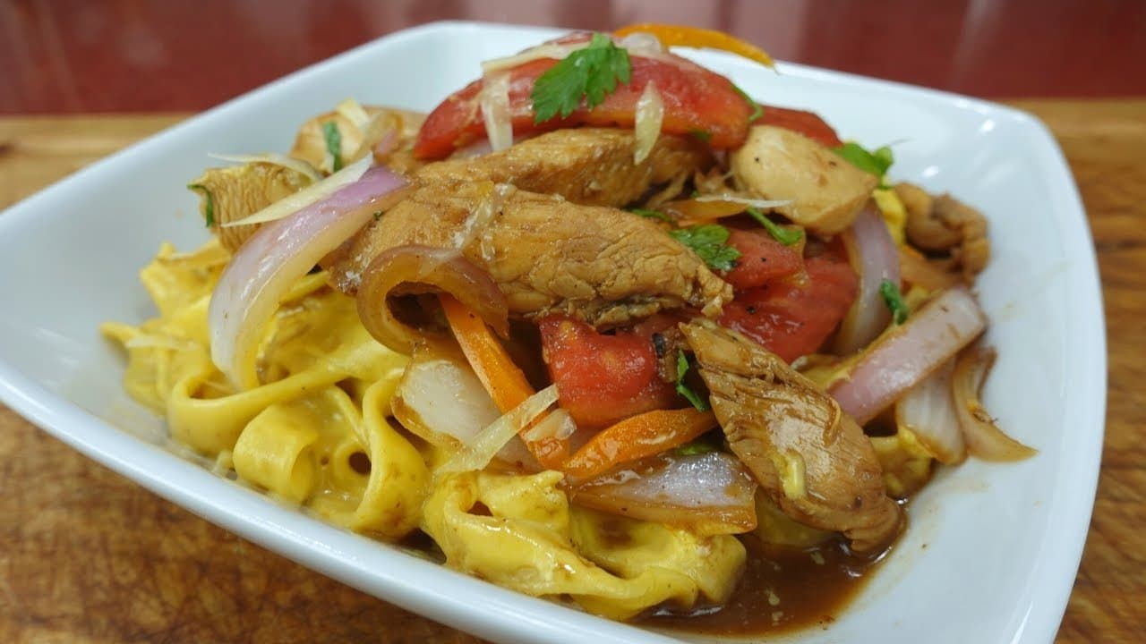 Tallarines a la Huancaína Pollo