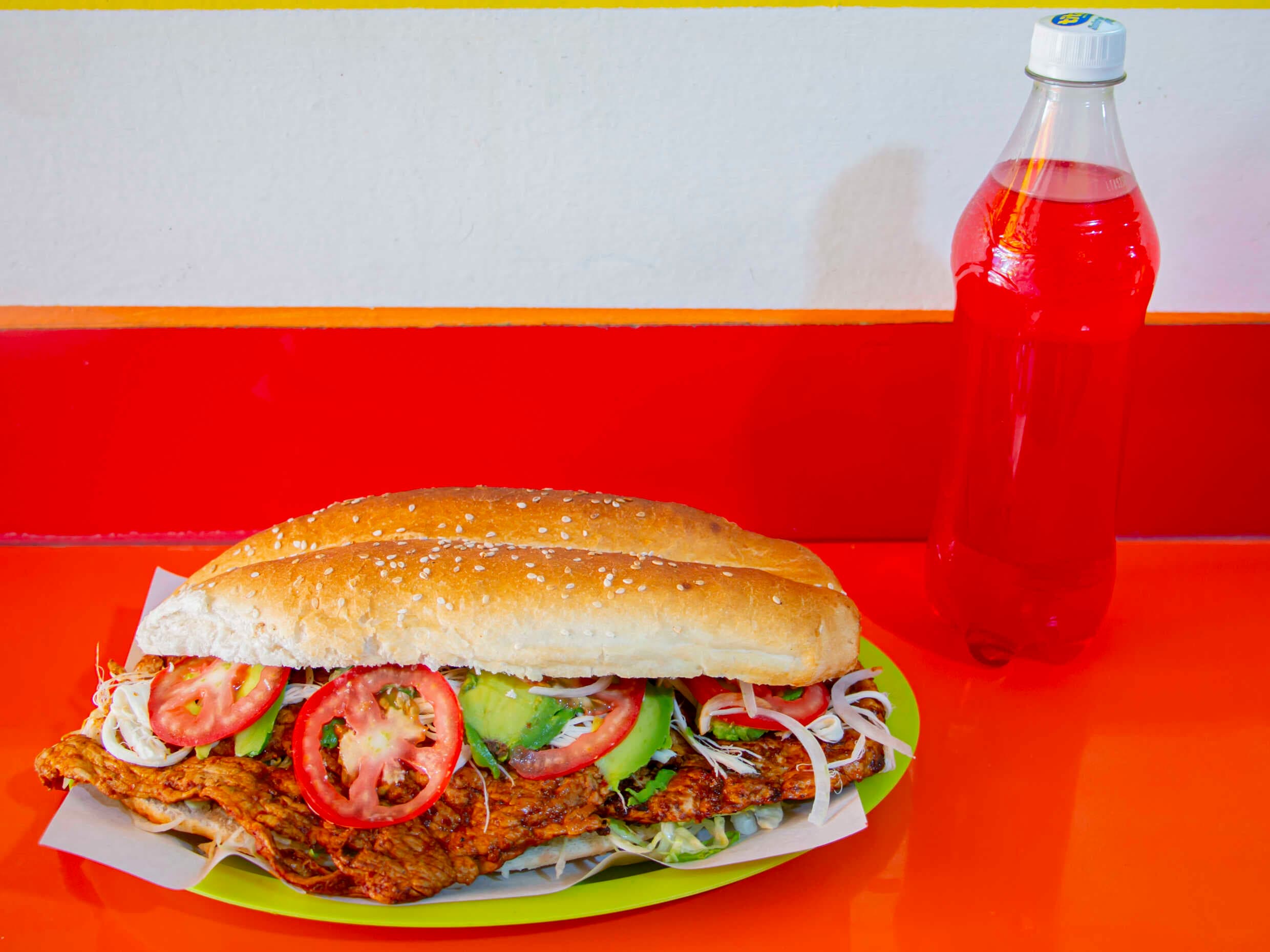 TORTA DE CARNE ENCHILADA + AGUA DE FRUTA