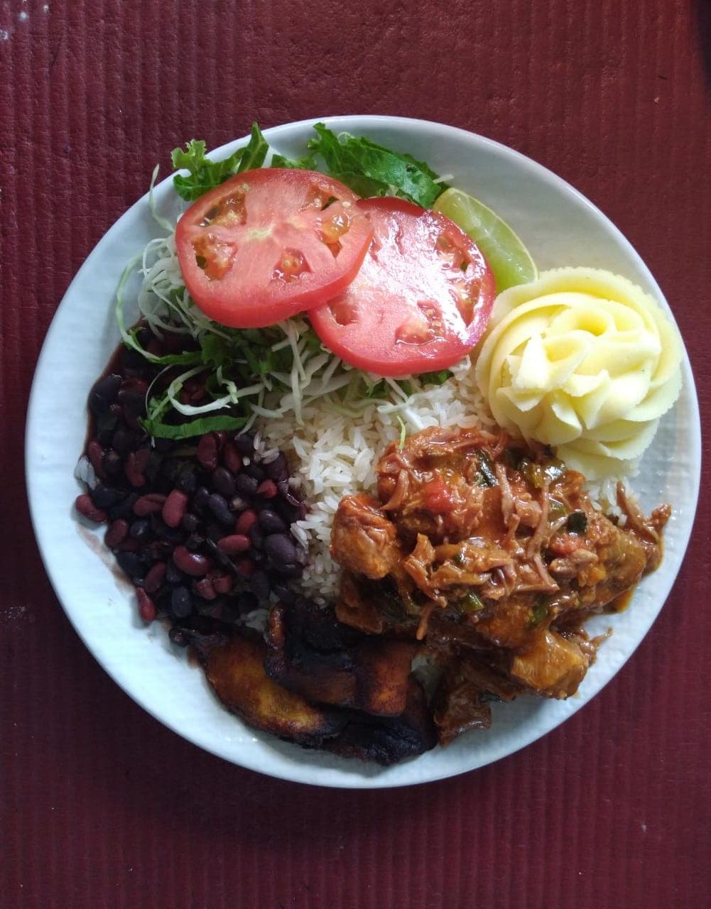 Casado con Carne en Salsa + Bebida del día