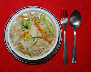 60 - Wantan en Sopa de Pollo y Lechón