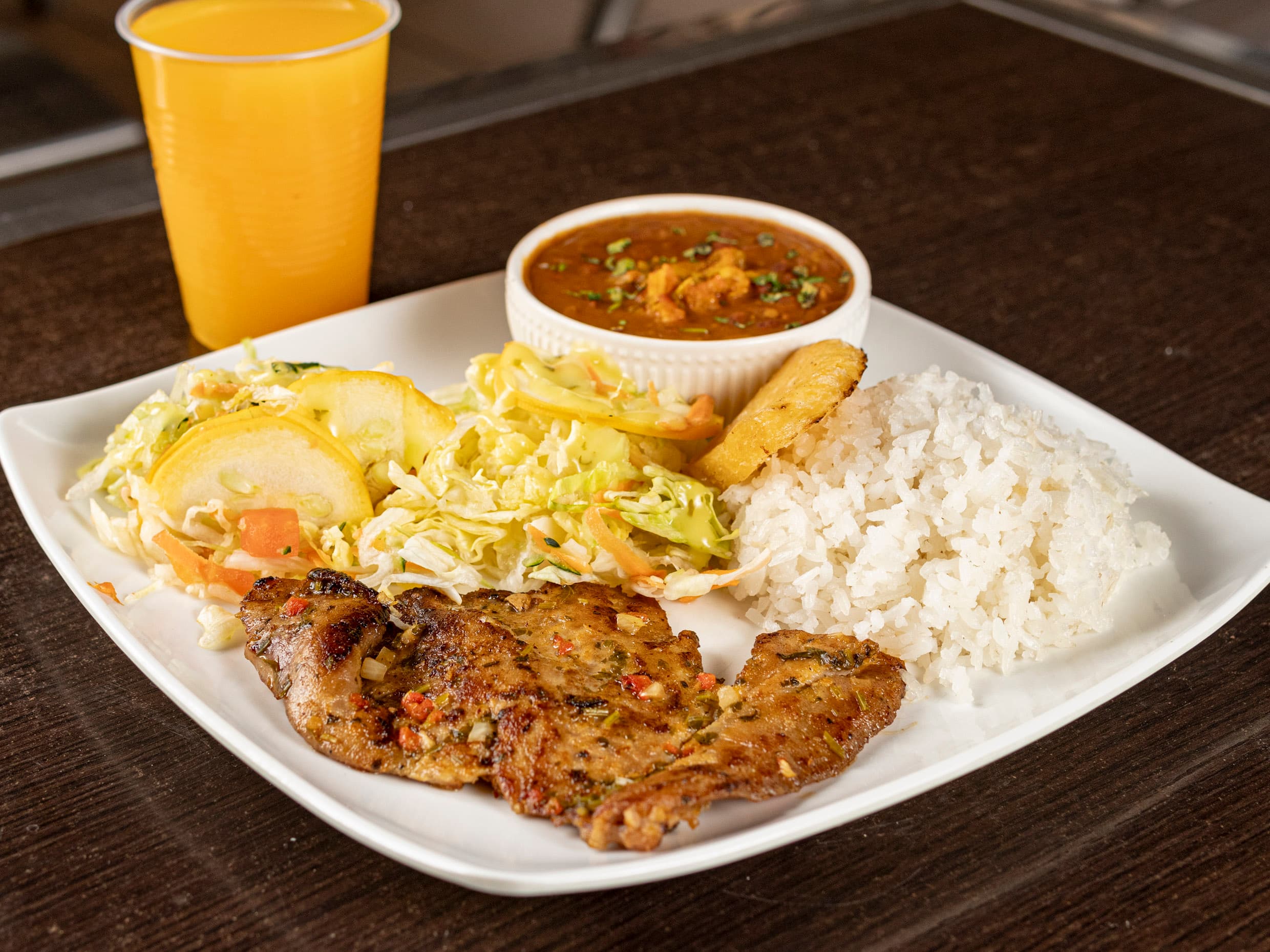 Bandeja Frijoles + Jugo del Dia