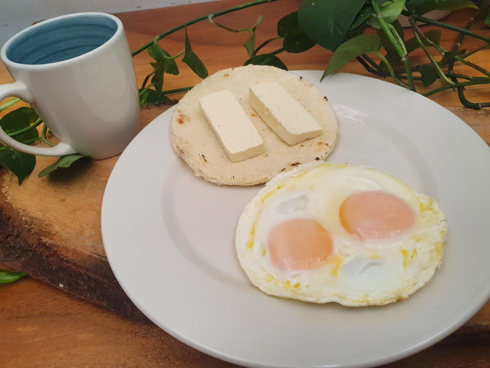 Huevos + Arepa con Quesito + Bebida