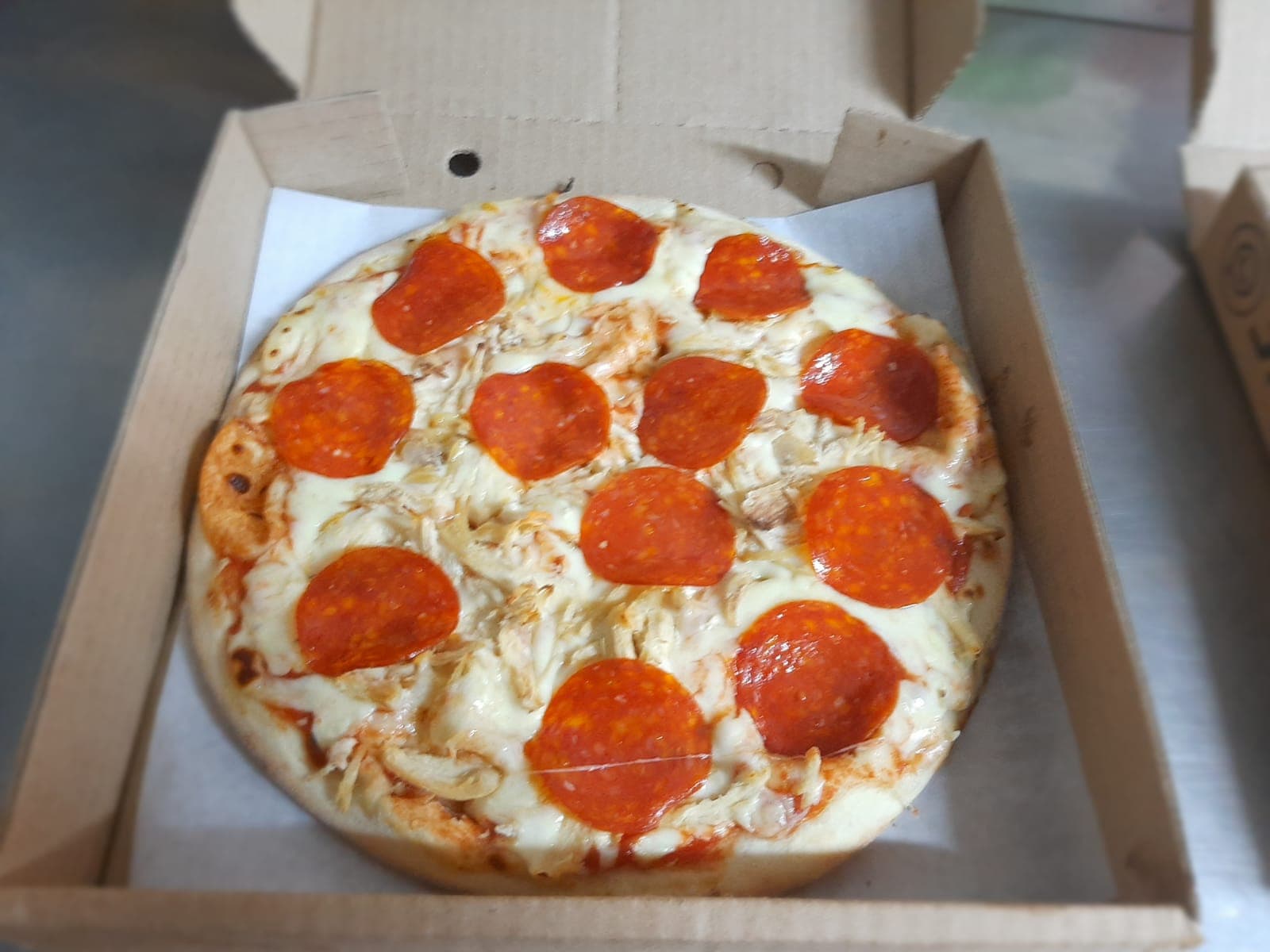 Pollo Pepperoni + Bebida 250