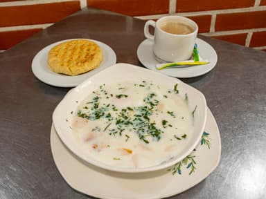 Caldo De Huevos + Arepa + Bebida