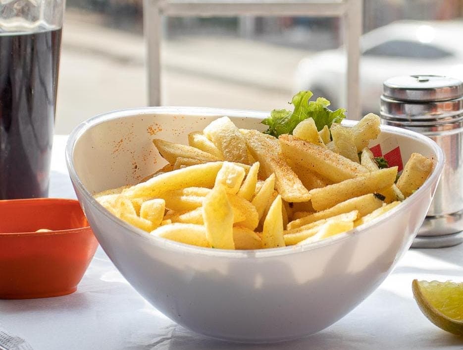 Papas a la Francesa con Salsa Cheddar (200 G)