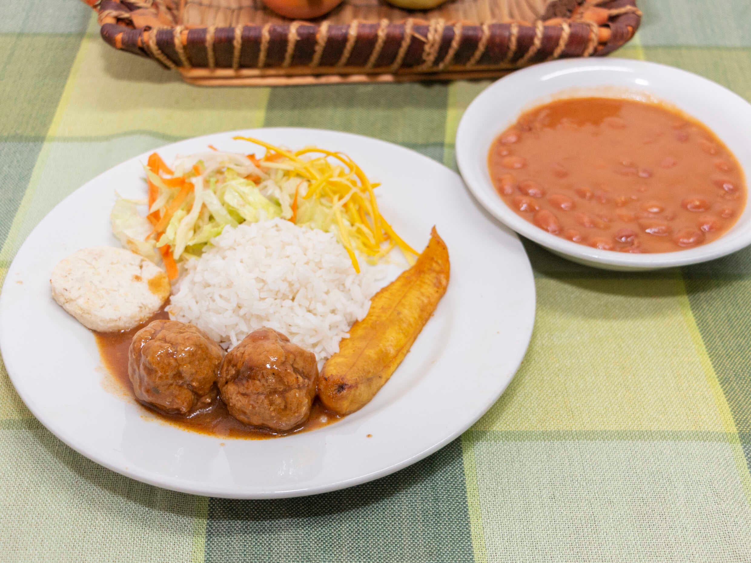 Almuerzo frijoles y seco