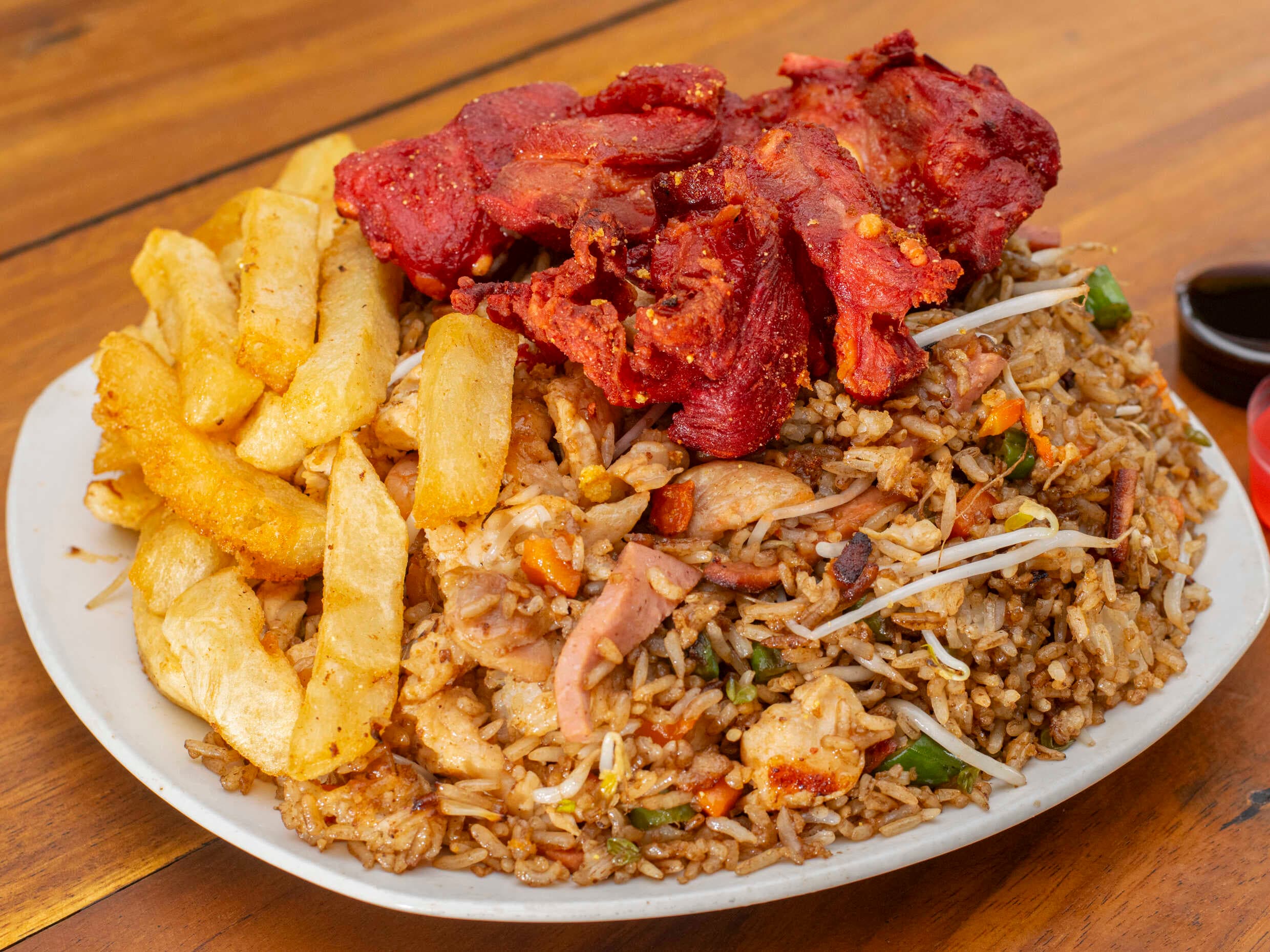 Arroz Chino más Costilla Ahumada y Papas Personal
