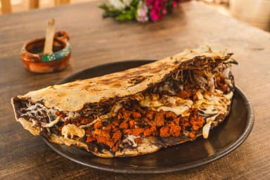 Tlayuda con Costilla Enchilada