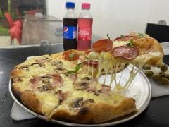 Pizza 8 porciones + 2 Gaseosas