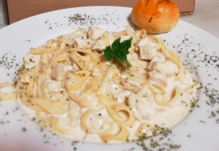 Fettuccine Alfredo con Pollo Orden Completa