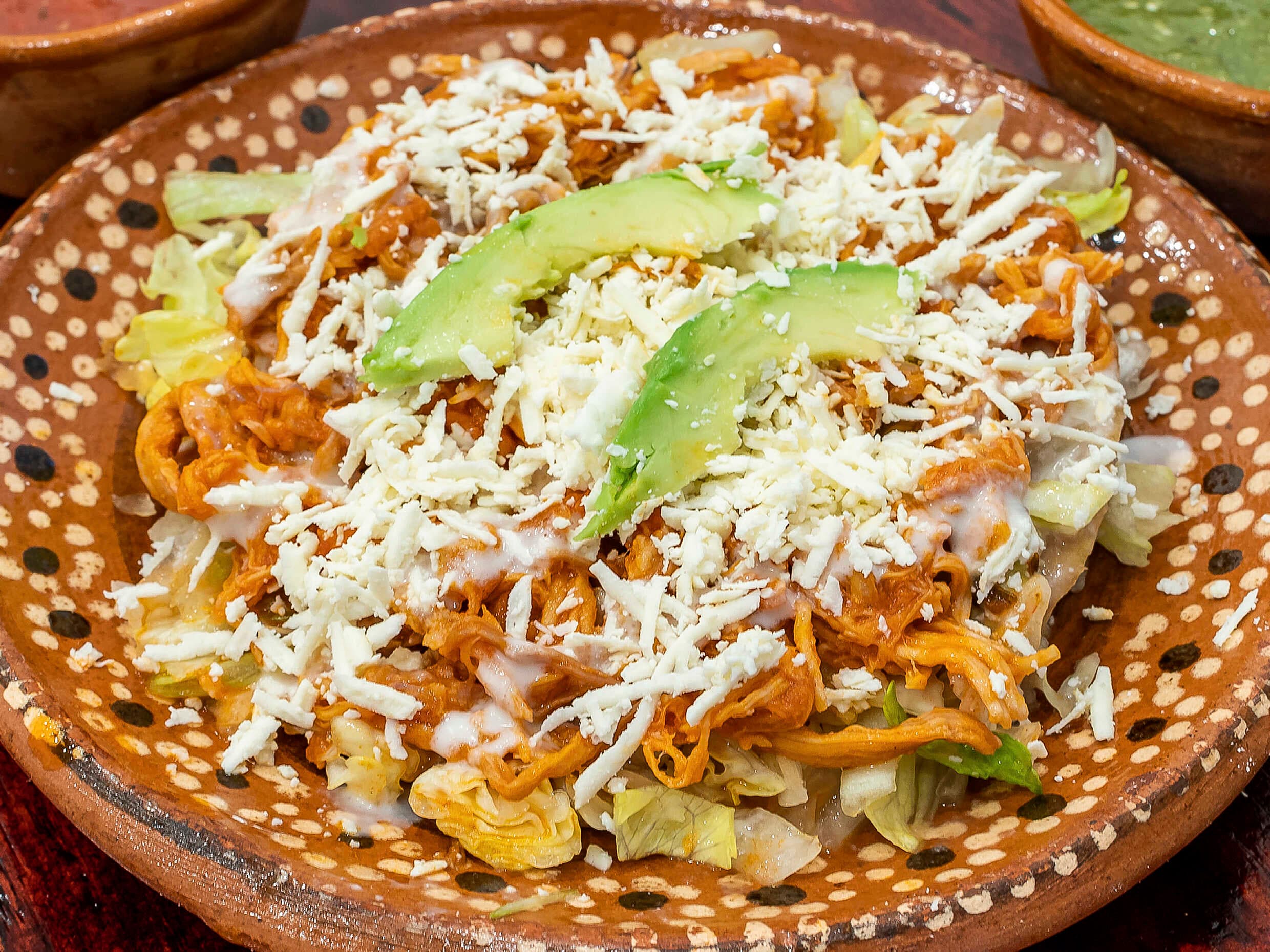 TOSTADA DE PEIRNA ENCHILADA + COCA