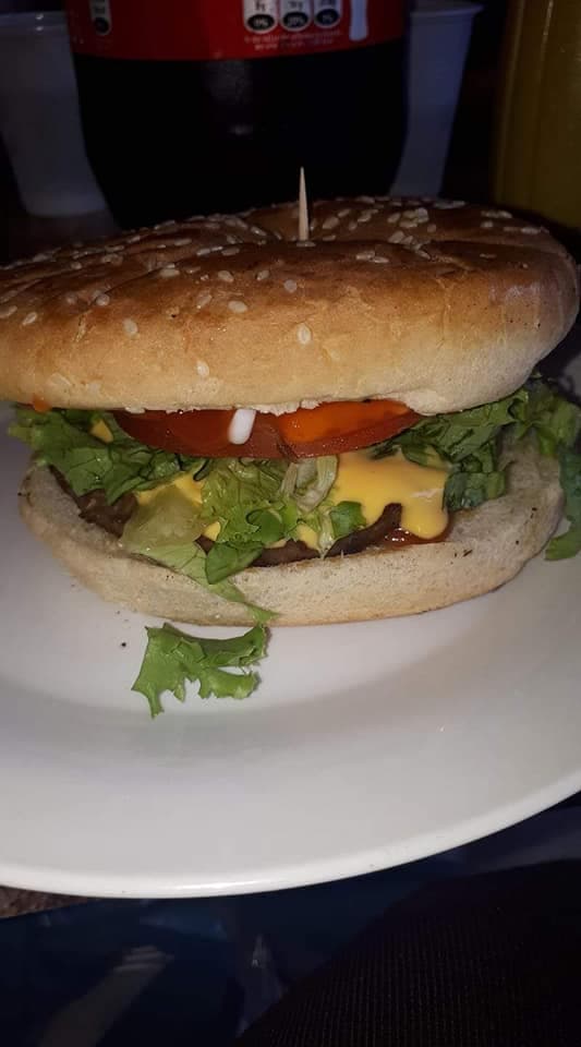 HAMBURGUESA CON TOSTADAS