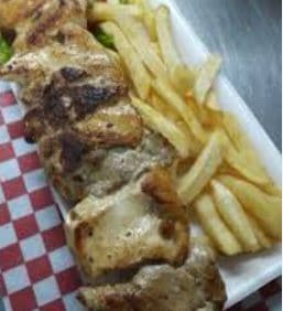 Chuzo de Cerdo con Papas a la Francesa