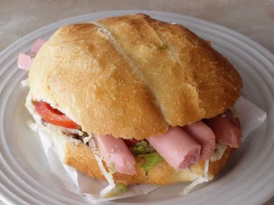 Torta de Salchicha + Jugo de Naranja