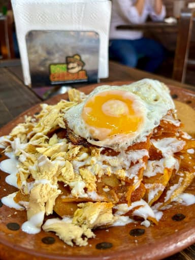 Chilaquiles con Pollo y Huevo