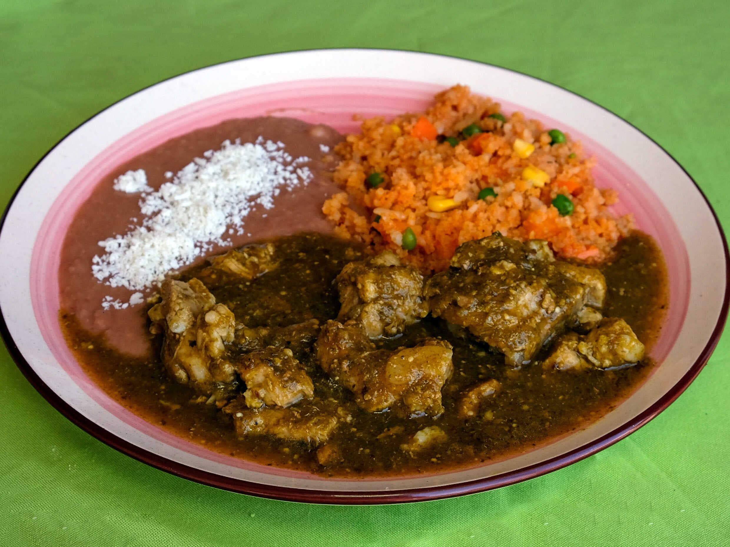 Costilla en salsa verde + Agua litro