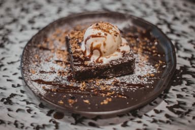 Brownie de Chocolate con Helado de Vainilla