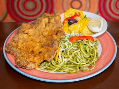 Bistec Apanado con Tallarines al Pesto