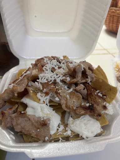 Chilaquiles con Bistec Chicos