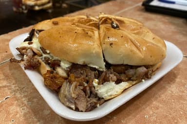 Torta de Suadero con Queso
