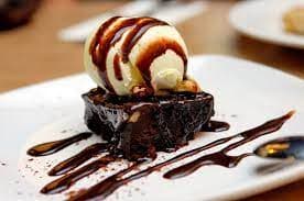 BROWNIE CON HELADO