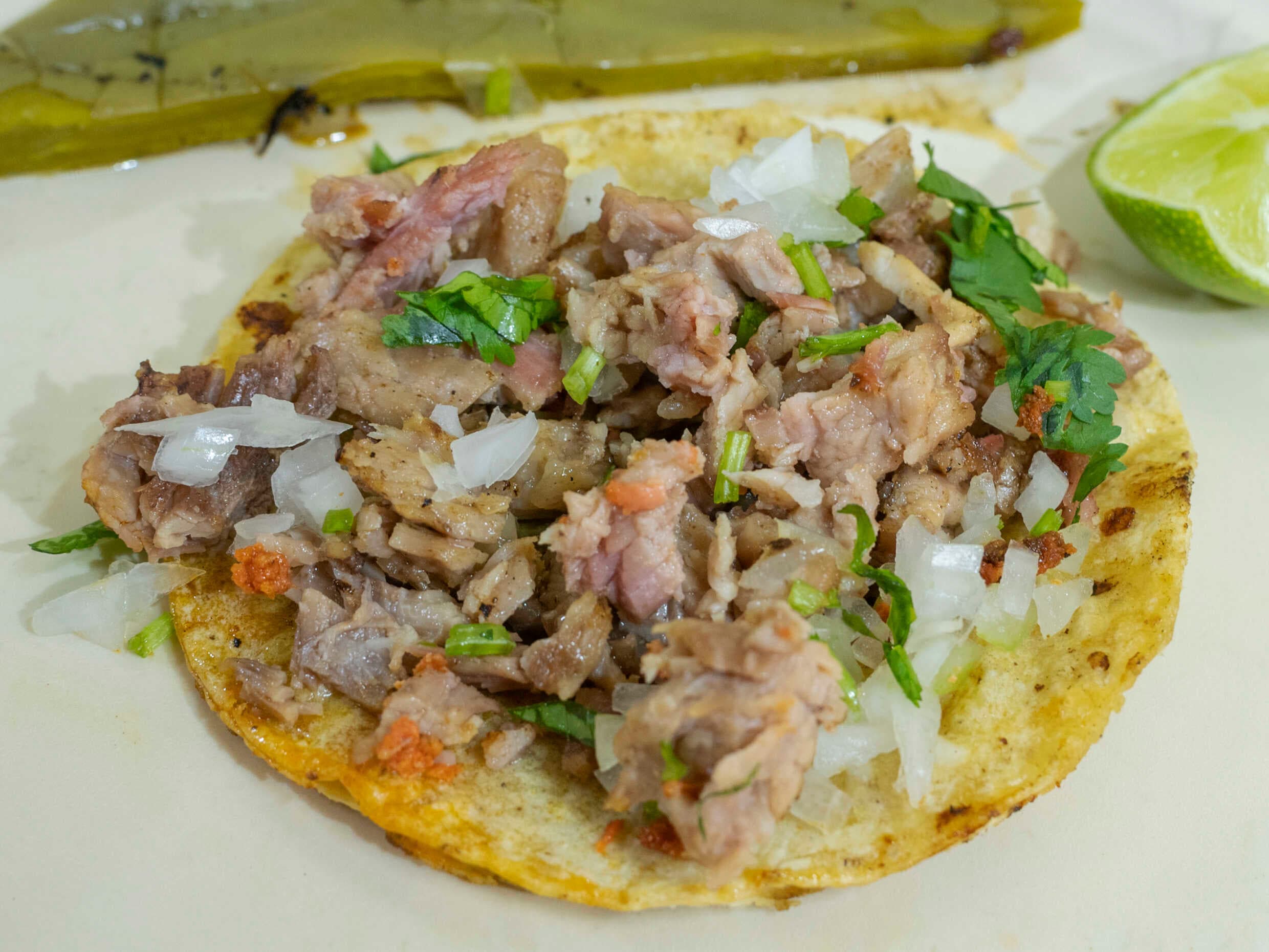 Taco Sencillo (Bistec de Cerdo) Tortilla de Maíz
