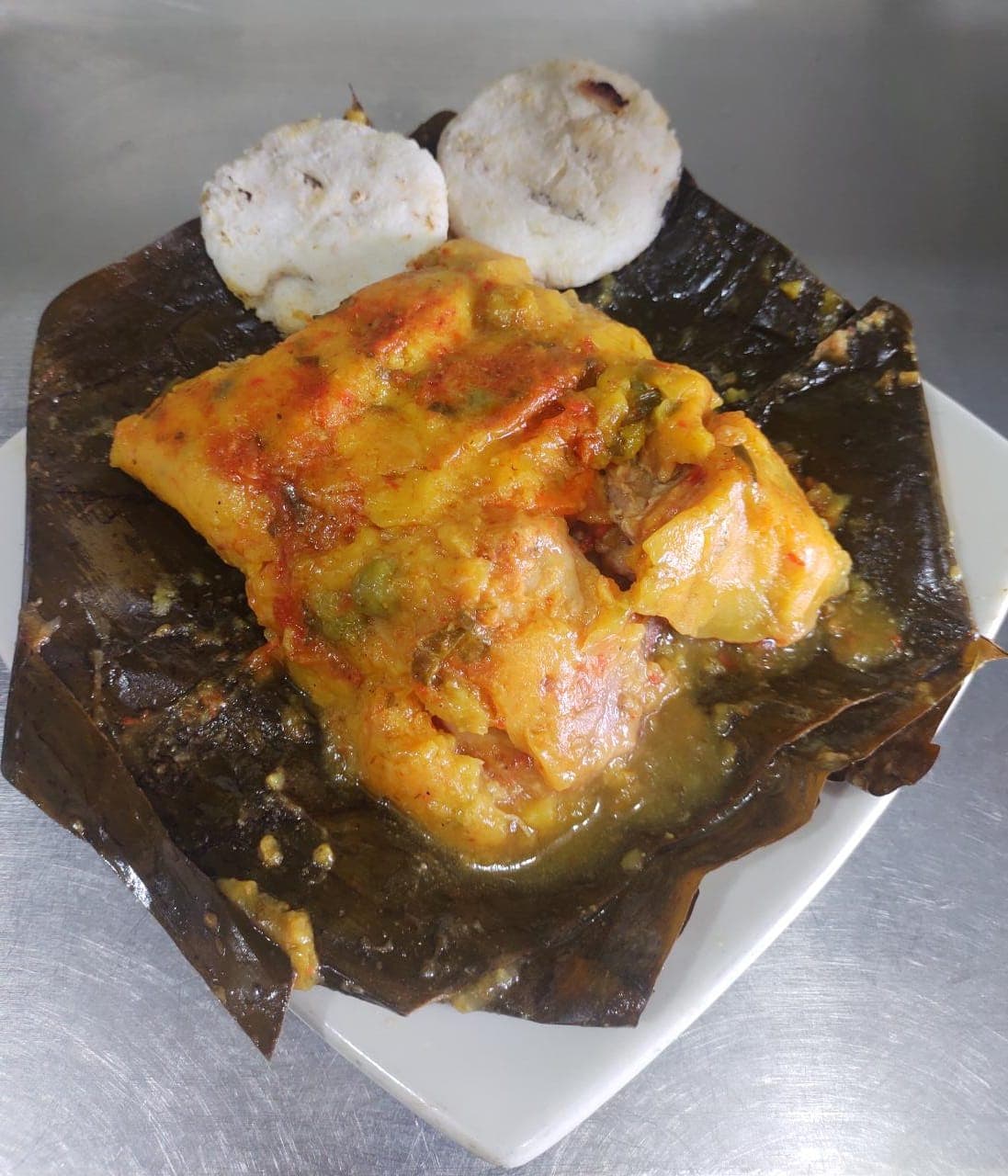 Desayuno Tamal Valluno mas Arepa Pequeña