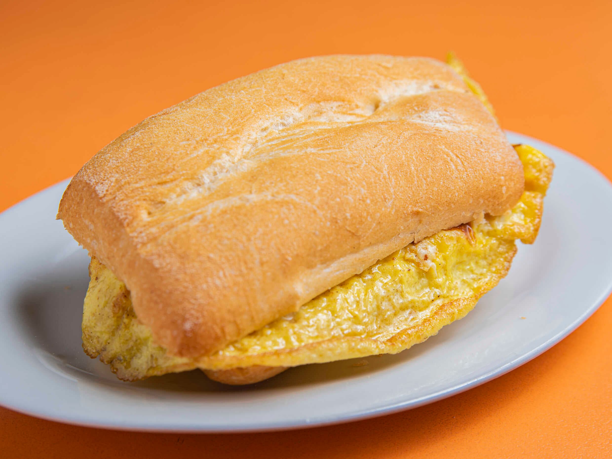 Pan con Omelette de Queso