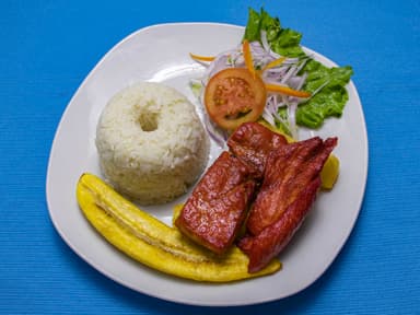Cecina con yuca dorda y plátano frito
