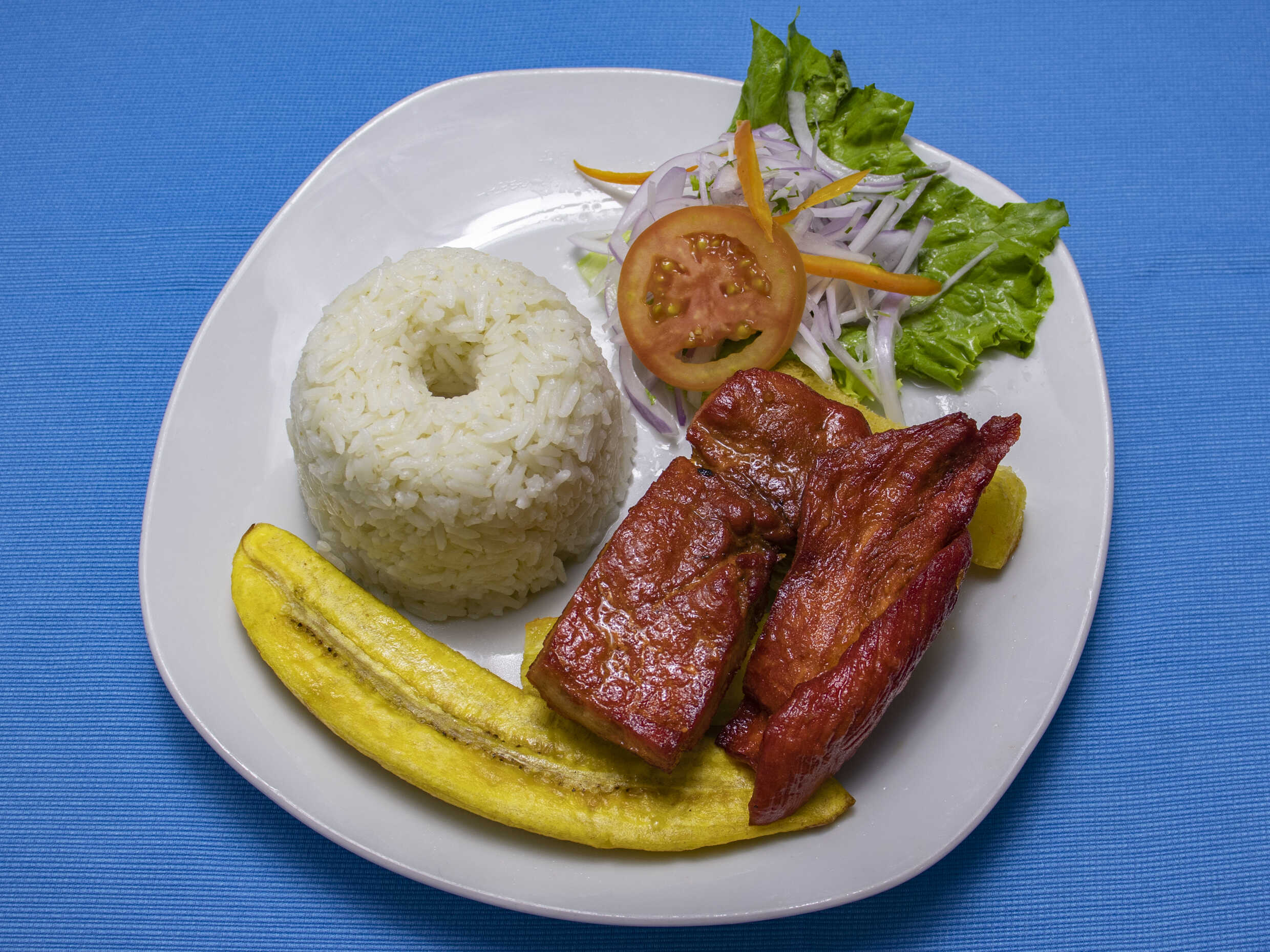 Cecina con yuca dorda y plátano frito