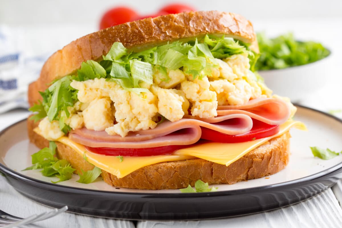 Sándwich de Huevo con Jamón  + POSTRE SORPRESA