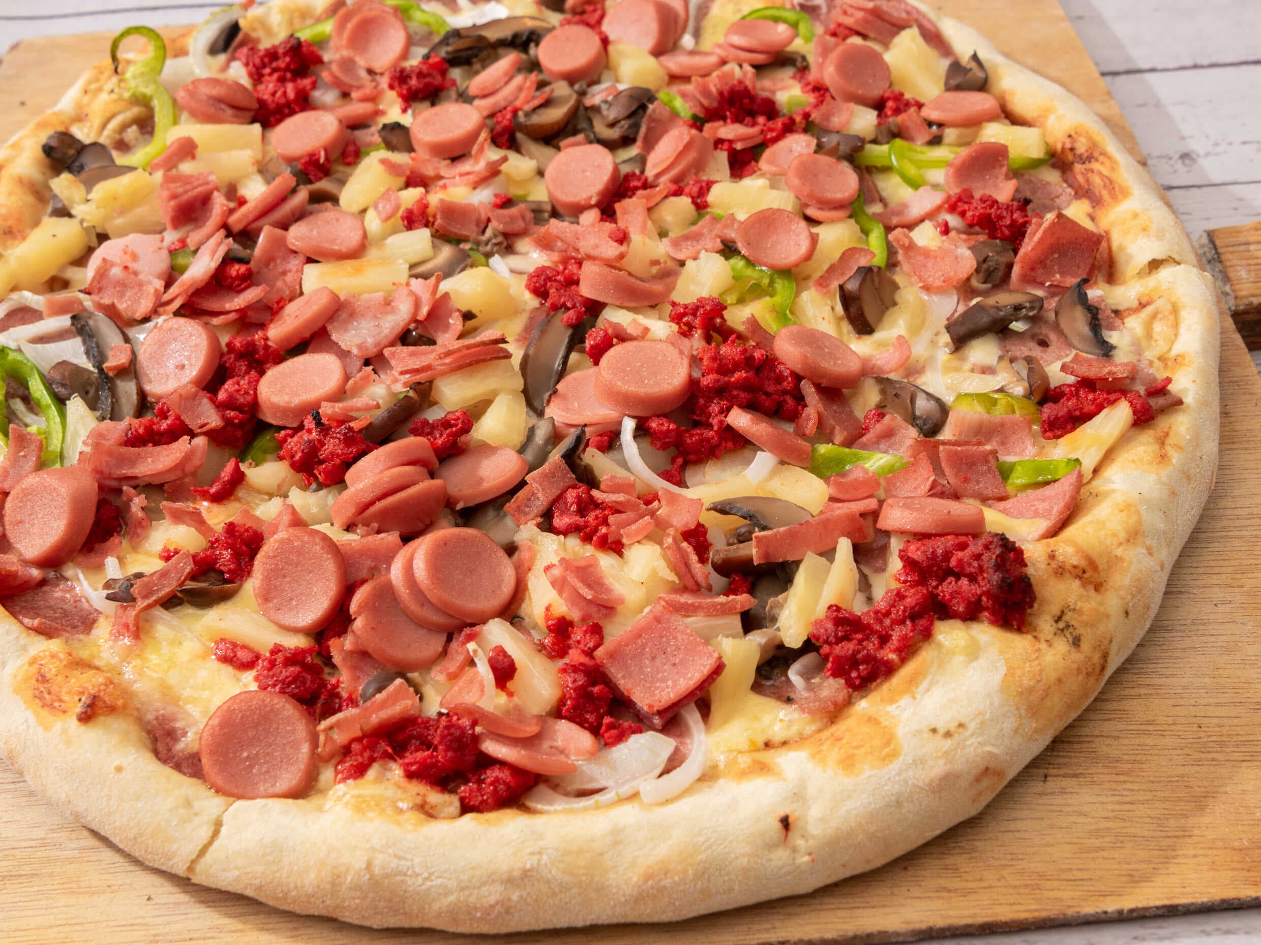 Pizza de Jamon y Salchicha Para Asar y Pan