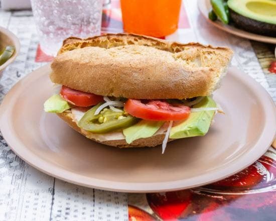 Torta de Carnitas con Aguacate
