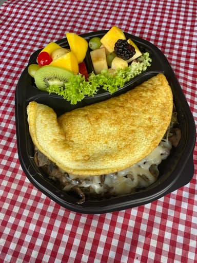 Omelet de Champiñones y Queso+ Ensalada de Frutas