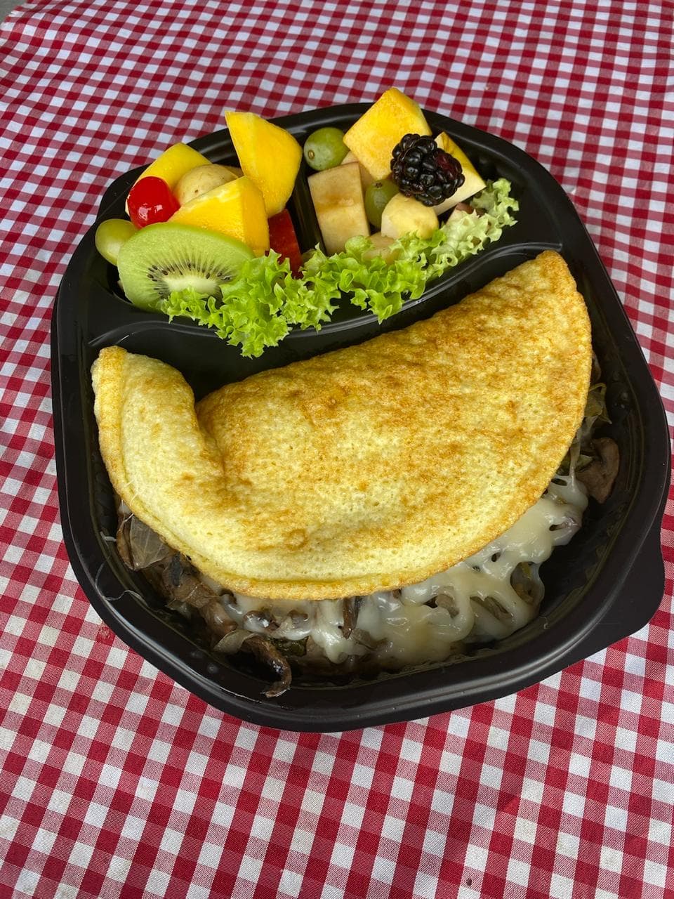 Omelet de Champiñones y Queso+ Ensalada de Frutas