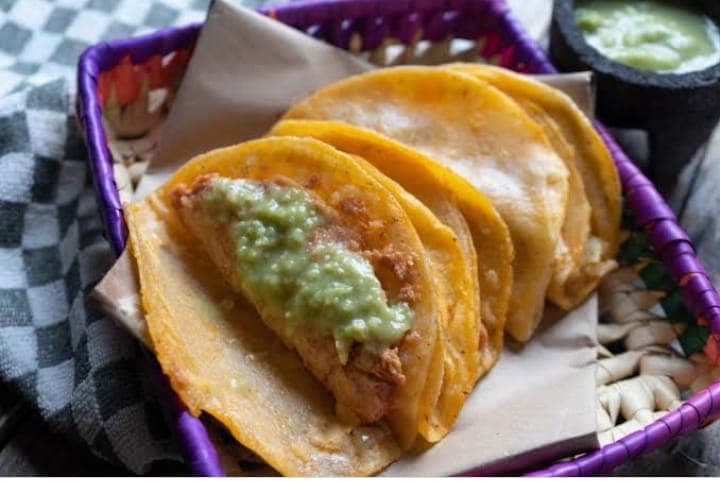 Taco de pollo en crema de chipotle