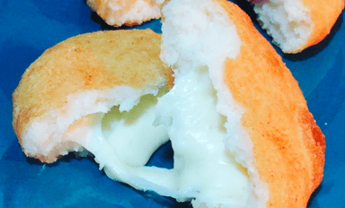Arepa frita rellena de queso
