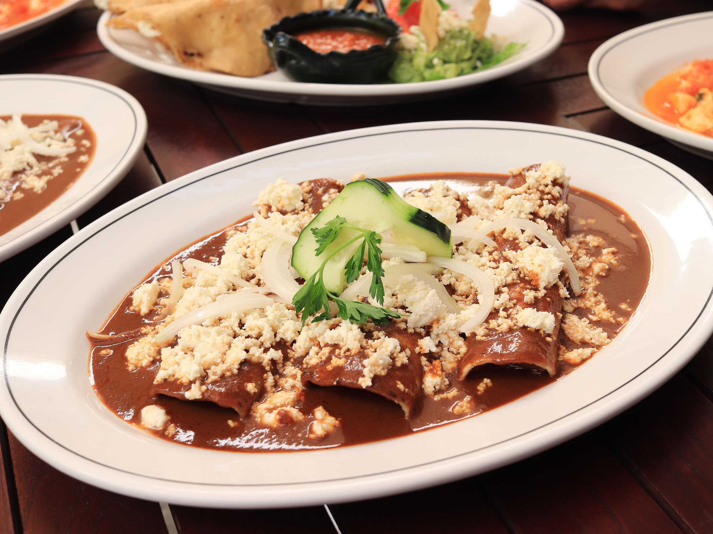 Enmoladas de Coloradito Rellenas de Pollo
