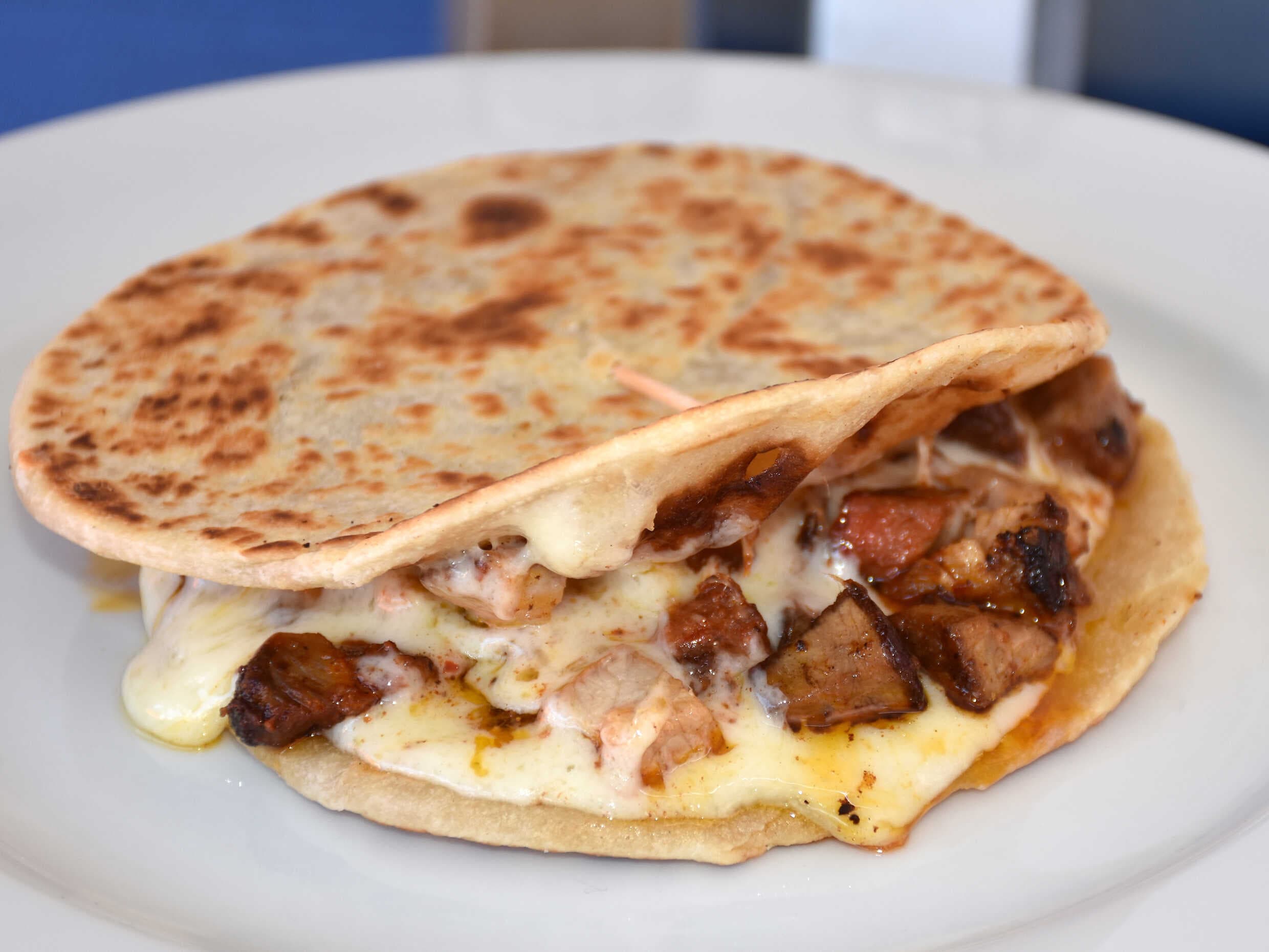 Quesadilla con Carne Adobada