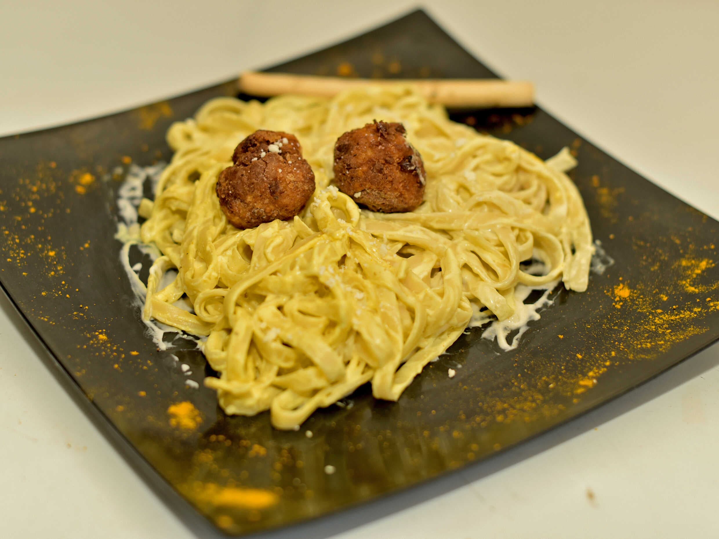 FETUCCINI ALFREDO A  LA CÚRCUMA