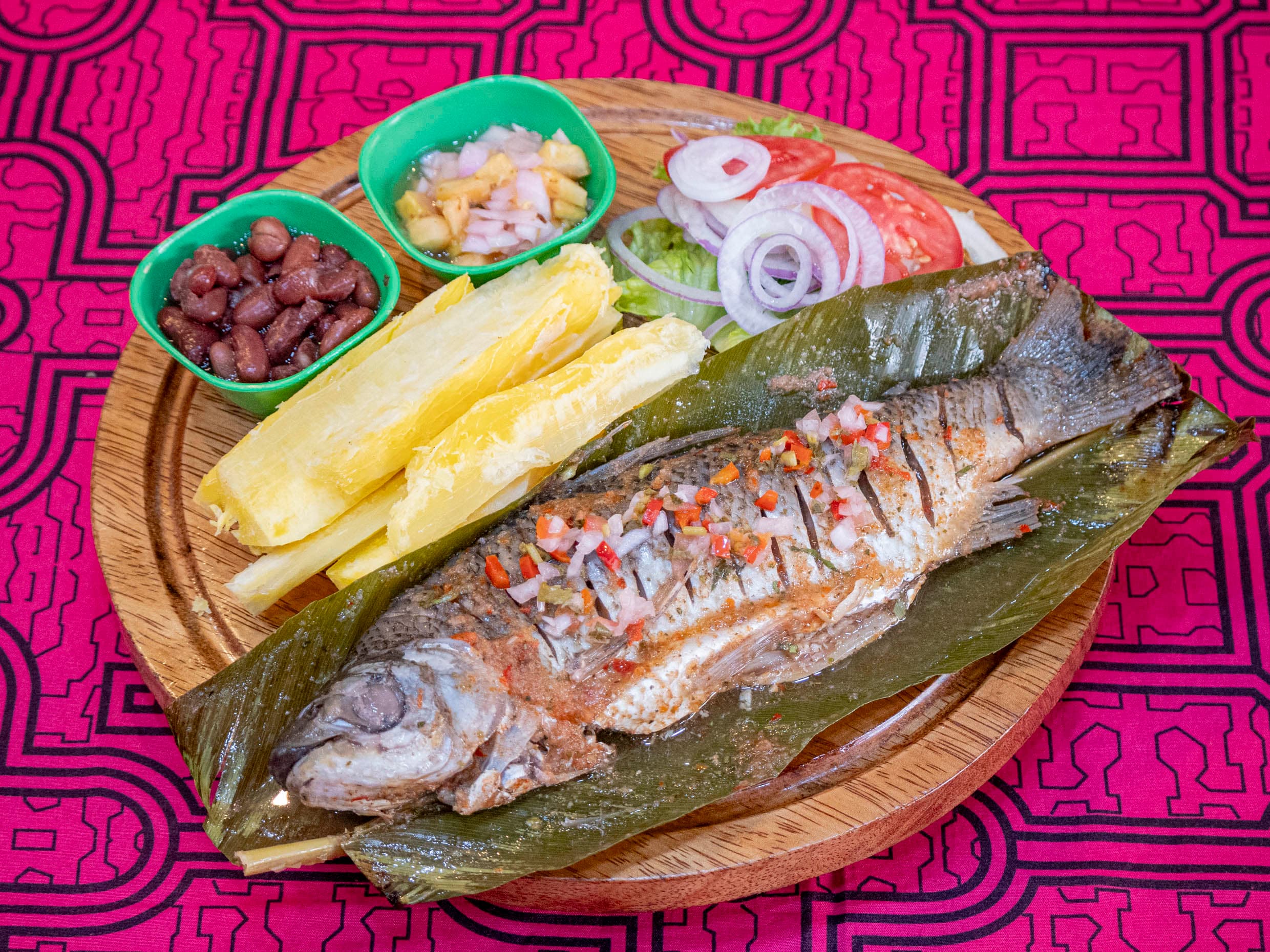 Bocachico a la Hoja y Yuca