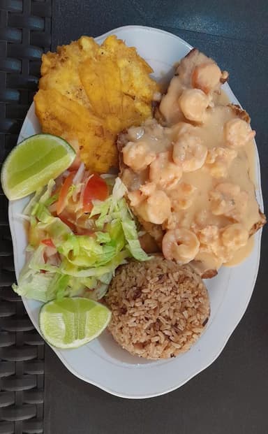 Comida con Filete de Róbalo Frito y Camarones