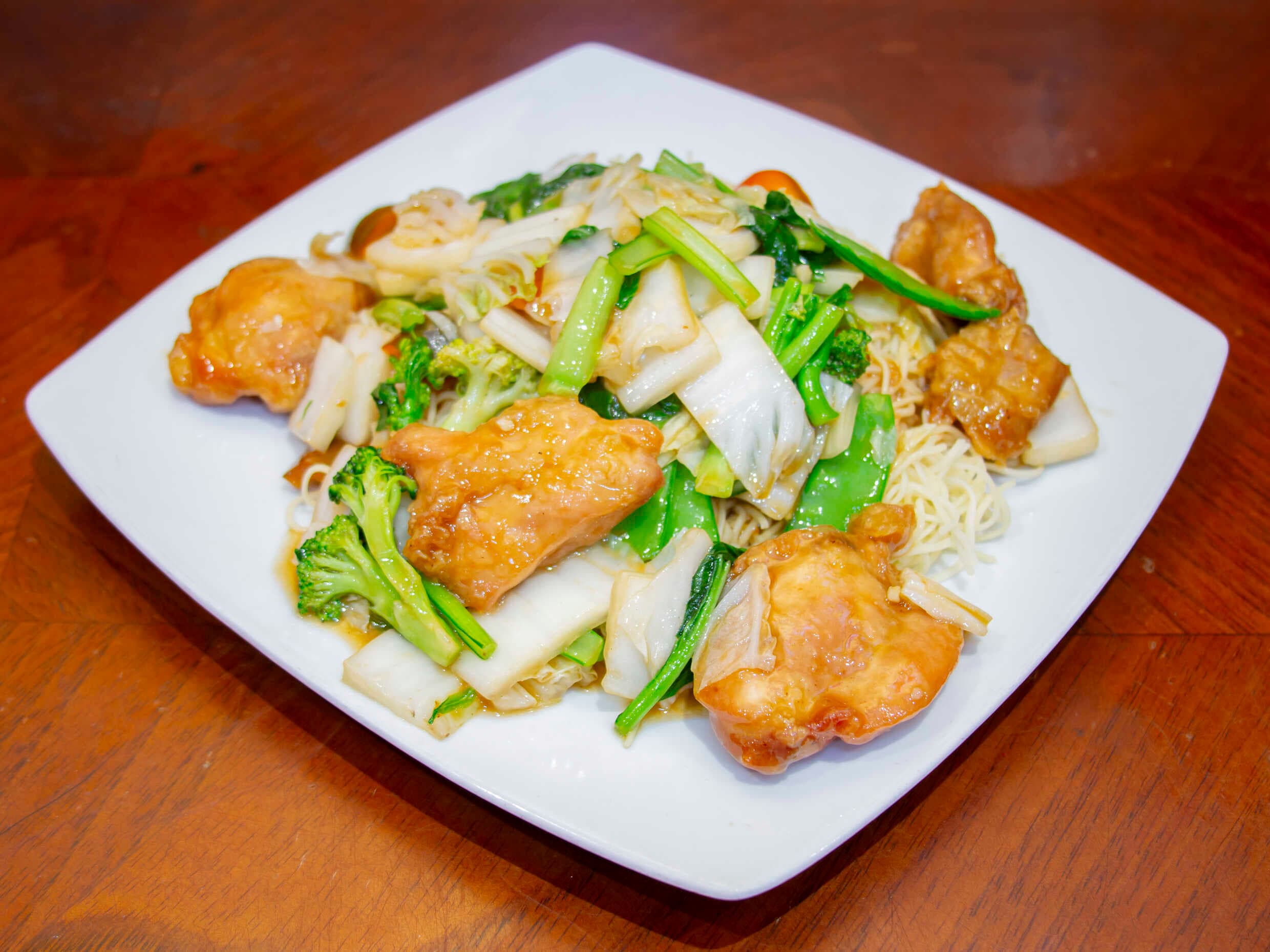 Tallarín con Pollo en Trozos.