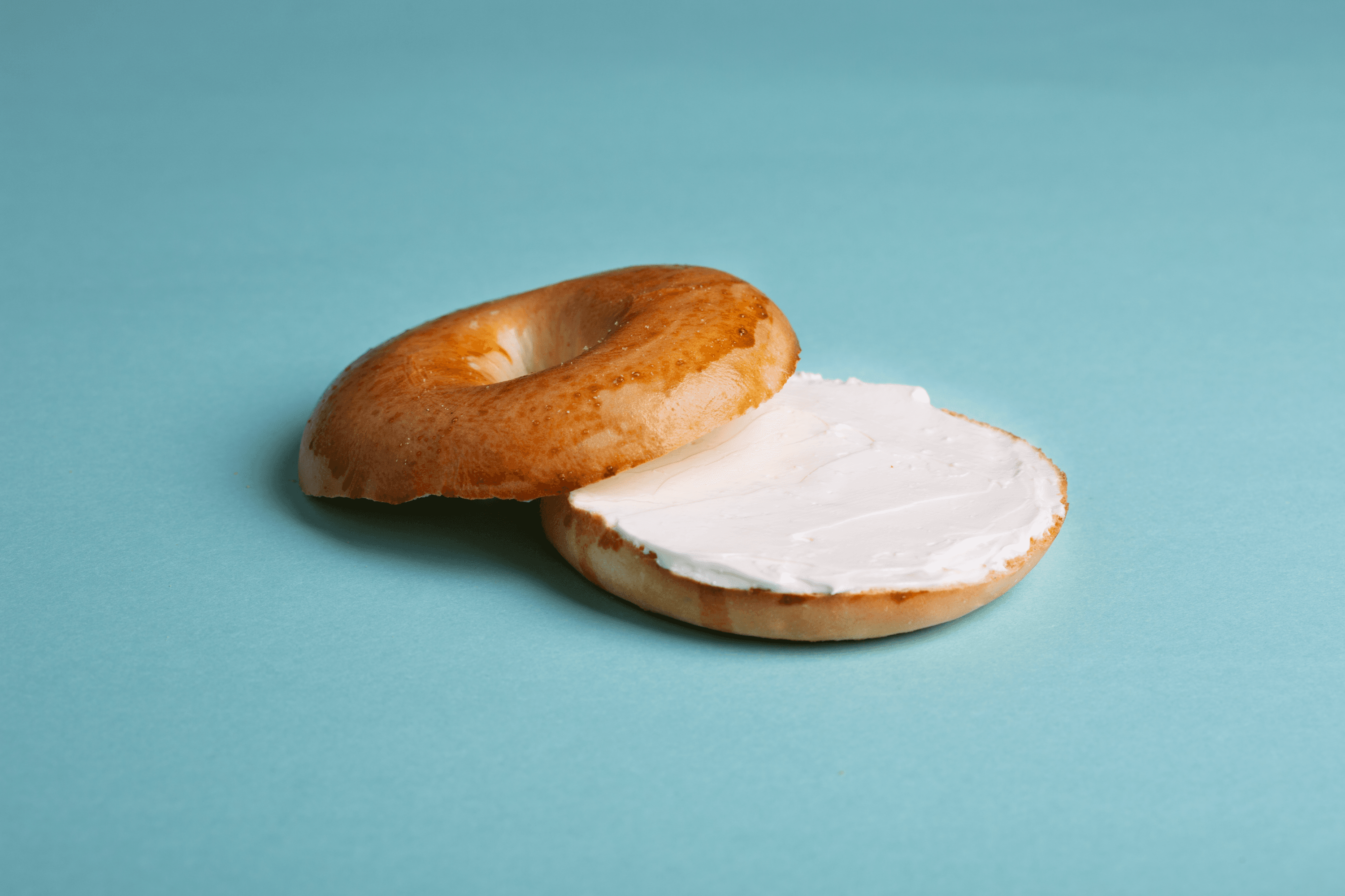 Sándwich Bagel con Queso Crema