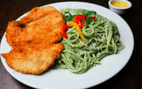 Milanesa de Pollo con Espagueti al Pesto y Bebida