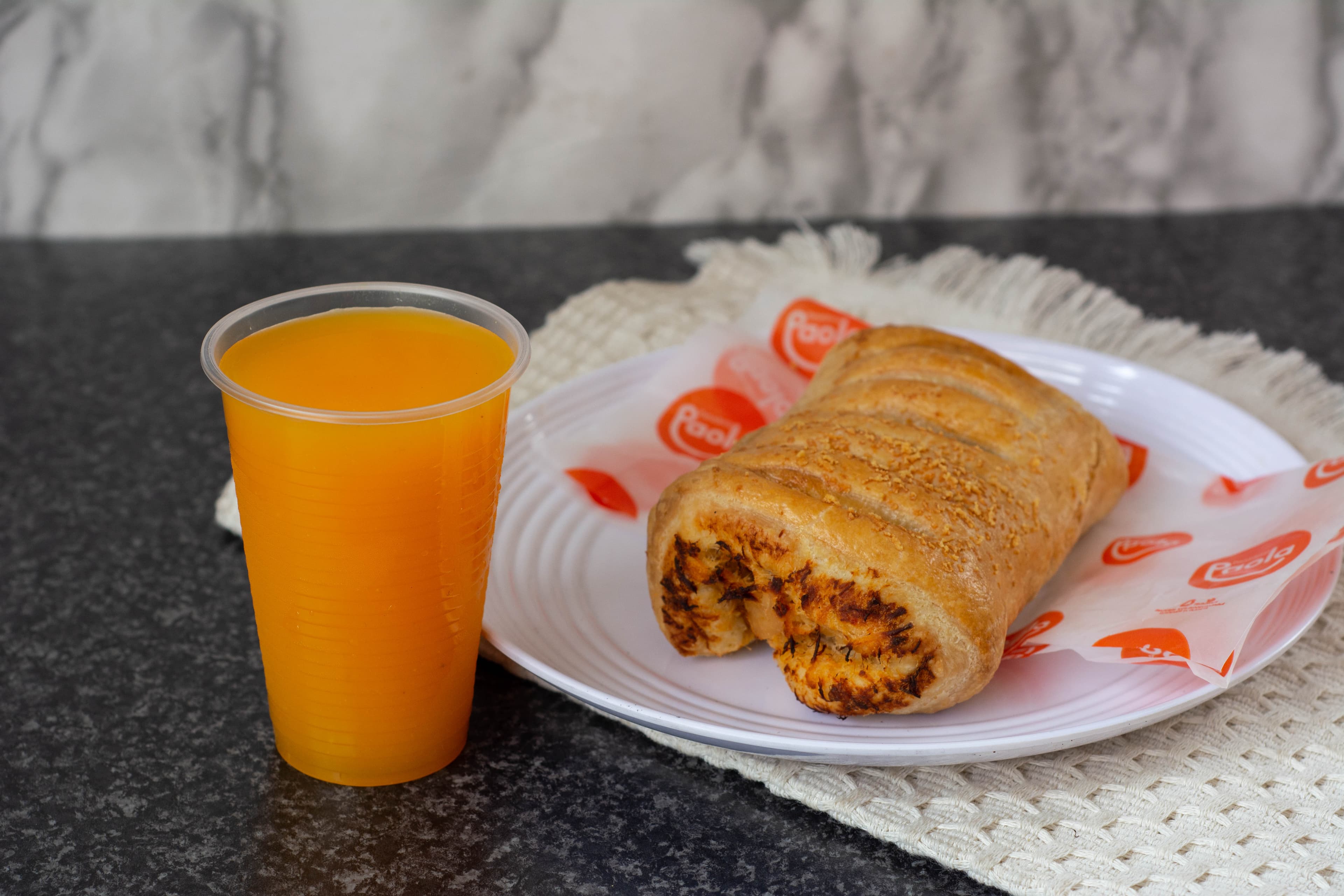 Pastel de Pollo + Jugo Natural Botella