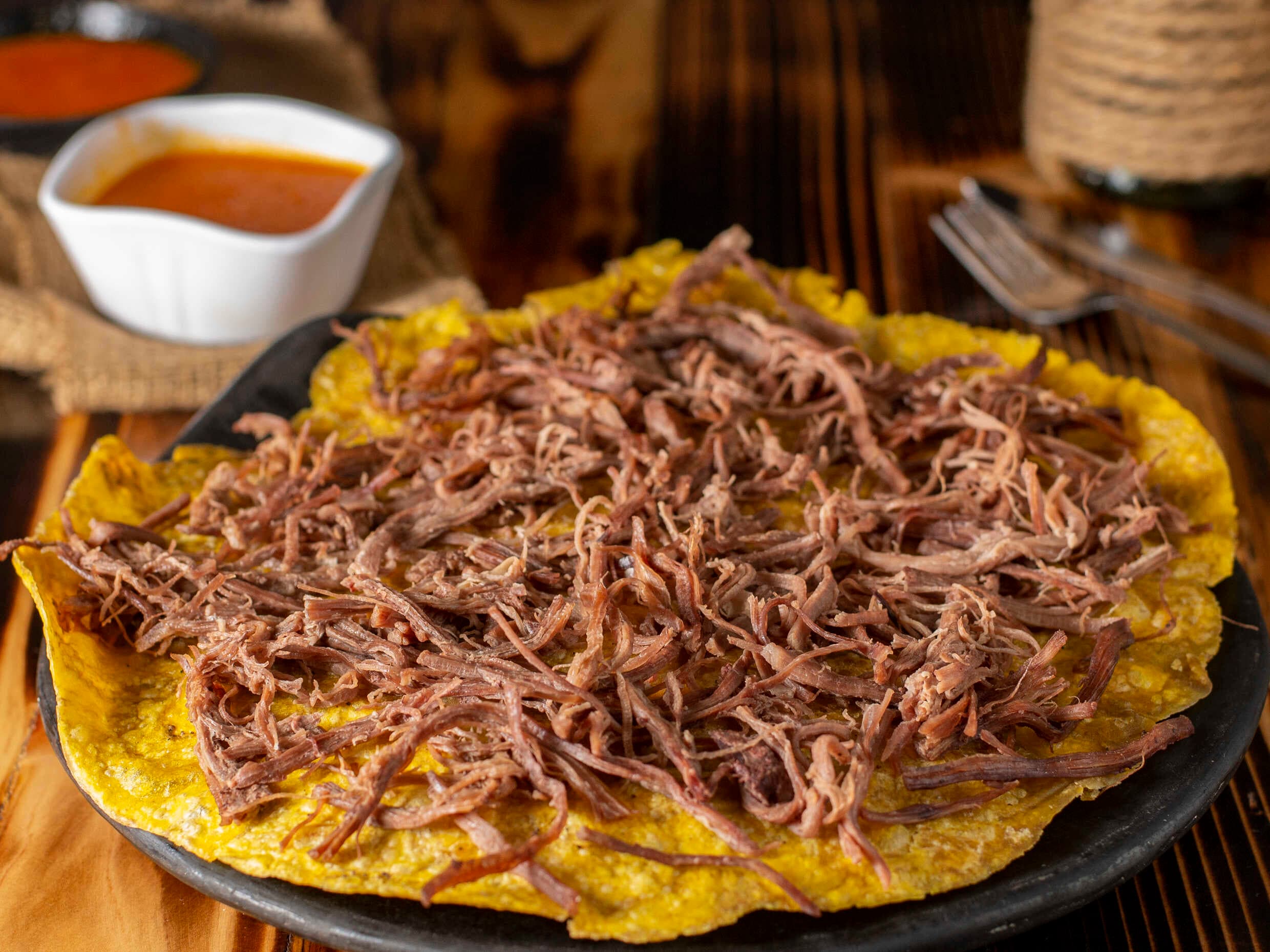 Tostón con Carne Desmechada